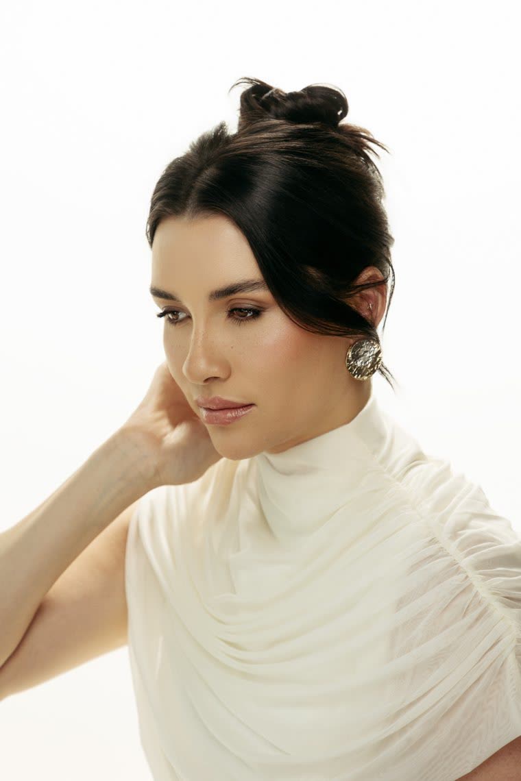Retrato editorial em fundo claro
