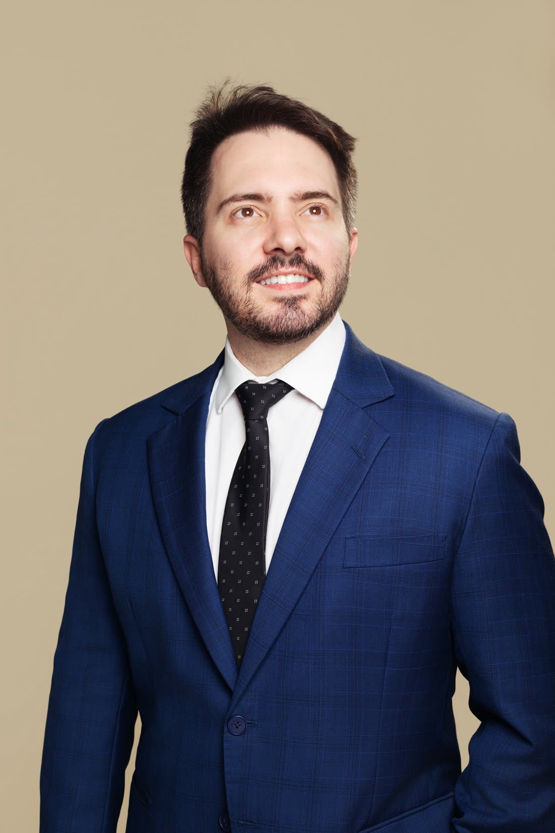 Retrato corporativo masculino de terno